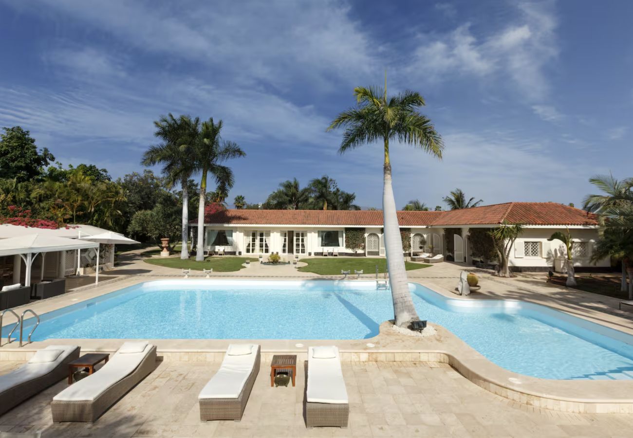 Villa em San Bartolomé de Tirajana - Sunset Luxe Retreat