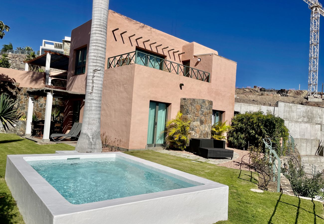 Villa em San Bartolomé de Tirajana - HomeForGuest Salobre Villa, 5PAX, WIFI, POOL, GREAT VIEWS 