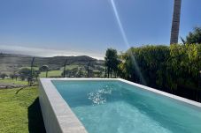 Villa em San Bartolomé de Tirajana - HomeForGuest Salobre Villa, 5PAX, WIFI, POOL, GREAT VIEWS 