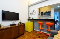 Sala de estar com TV e sofá.