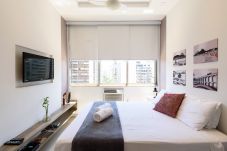 Apartamento em Rio de Janeiro - 450 metros da praia do Leme | PI903