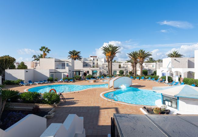 Apart-hotel em Corralejo - Apartamento, terraza, piscina y en primera línea de playa. Corralejo - Home For Guest