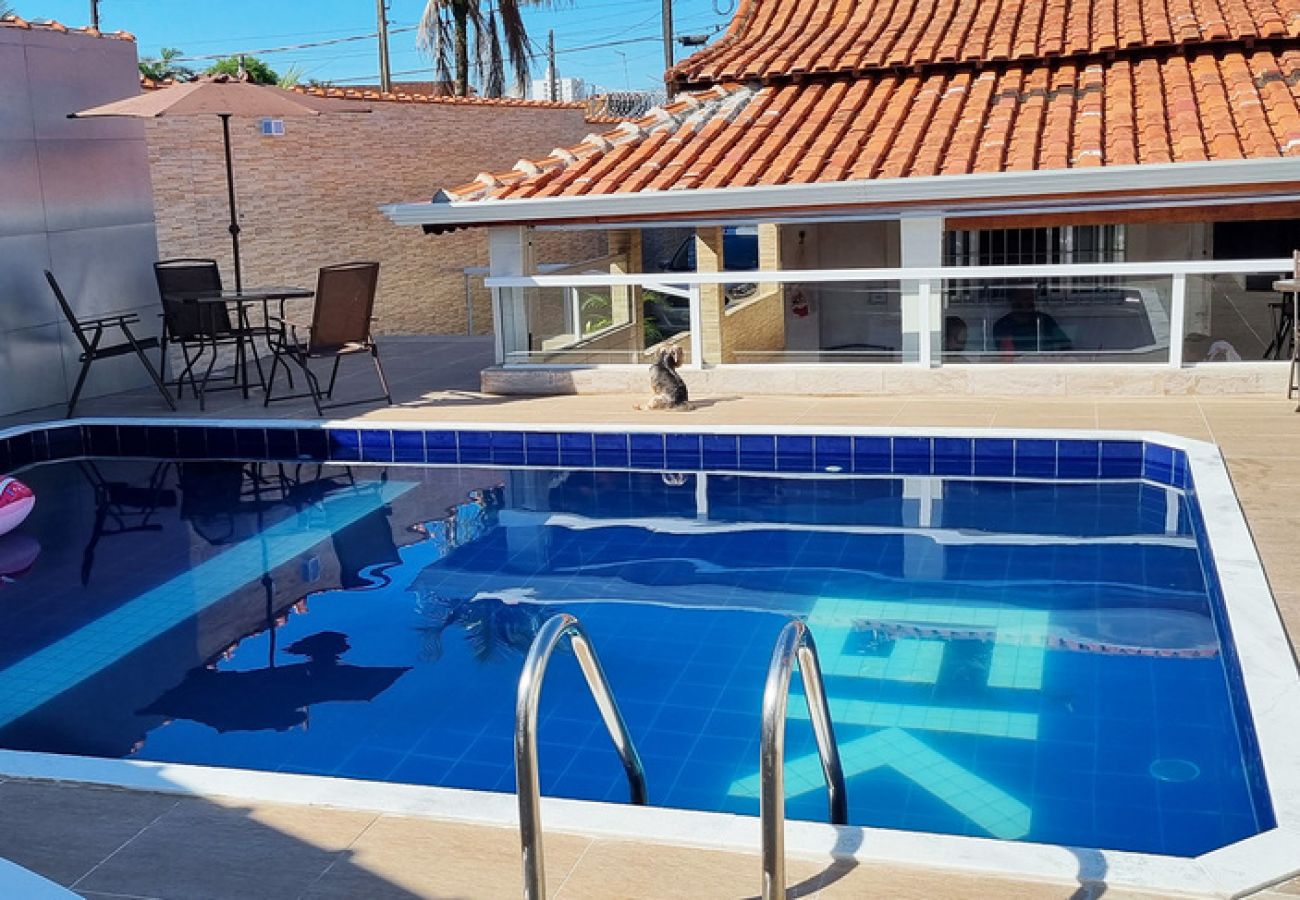 Casa em Praia Grande - Incrível casa com piscina e Wi-Fi em Mongaguá/SP 