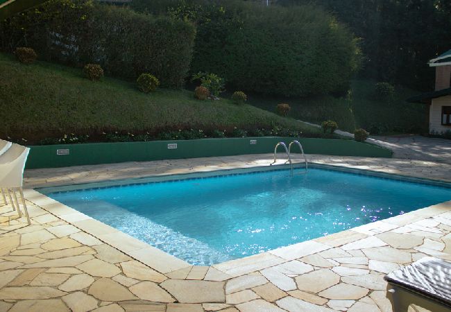 Casa em Campos do Jordão - Casa Charmosa com Lareira e Espaço de Lazer