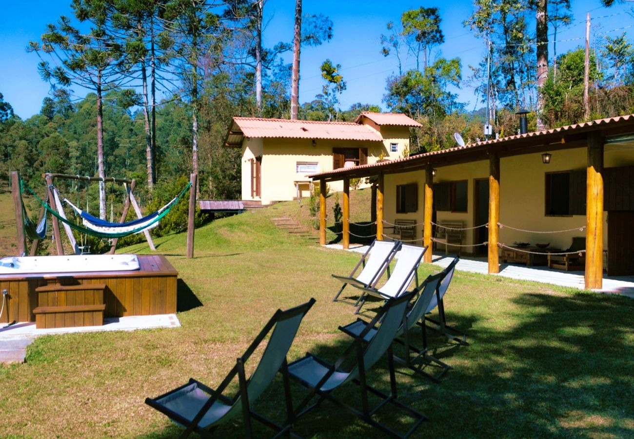 Casa em Piranguçu - Linda Casa de campo c lazer próx Camp.do Jordão/SP