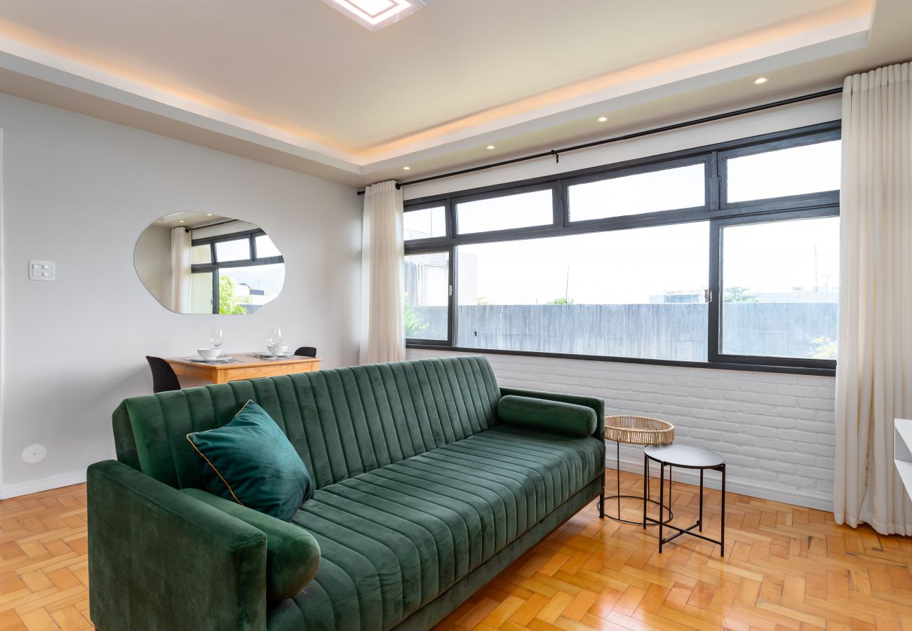 Apartamento em Rio de Janeiro - 2 km da Praia da Alvorada, próximo ao Barra Shopping | AM203