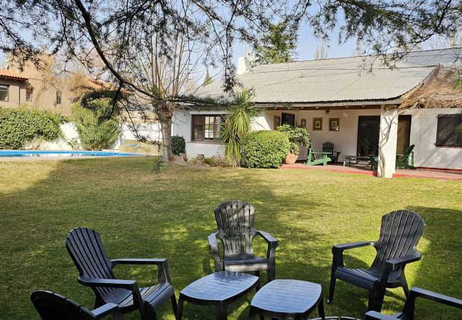 Casa em Luján de Cuyo -  Amplia y cálida rodeada de verde con seguridad