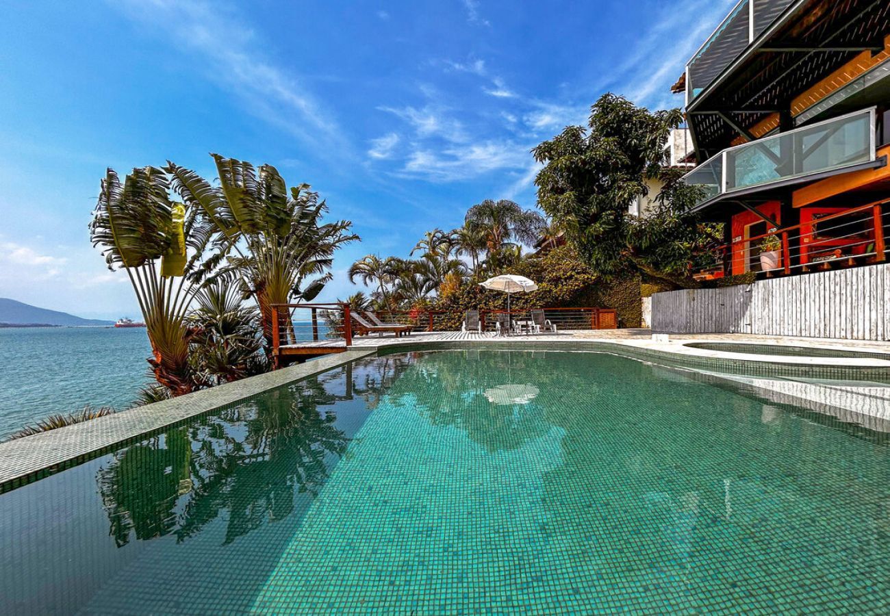 Casa em Ilhabela - Casa beira mar c lazer completo em Piúva-Ilhabela
