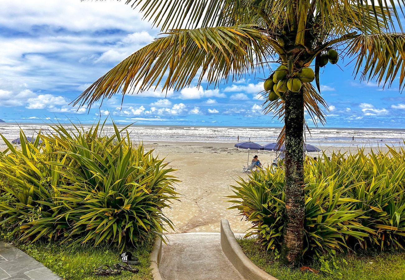 Apartamento em Bertioga - Flat a beira mar da Praia de Guaratuba-Bertioga/SP