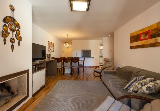 Apartamento em Gramado - Apto amplo com duas suítes a 150m da Rua Torta