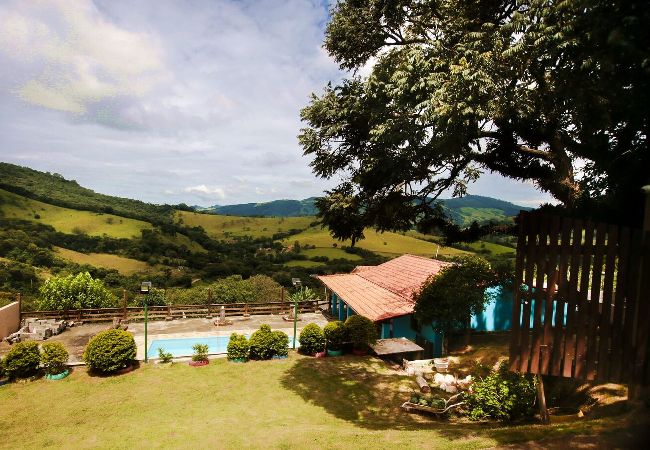 Casa em Extrema - Chácara com Piscina e Churrasqueira em Extrema MG