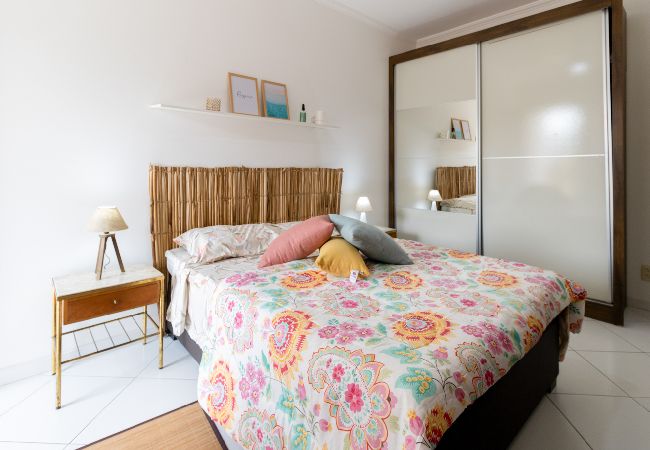 Apartamento em Guarujá - Ótimo apto c WiFi a 700m da Praia do Tombo-Guarujá