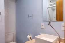 Apartamento em Rio de Janeiro - Em frente ao metrô e 8 minutos da praia | SF228