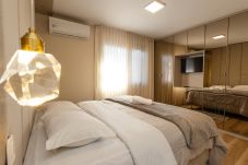 Apartamento em Gramado - NOVO! Duplex 4D (3 suites) a 600m da Rua Coberta