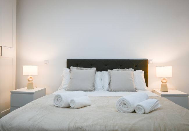 Apartamento em Madrid -  Amplio Apartamento con Balcón en Calle Santa Engracia, Chamberí .Temporal