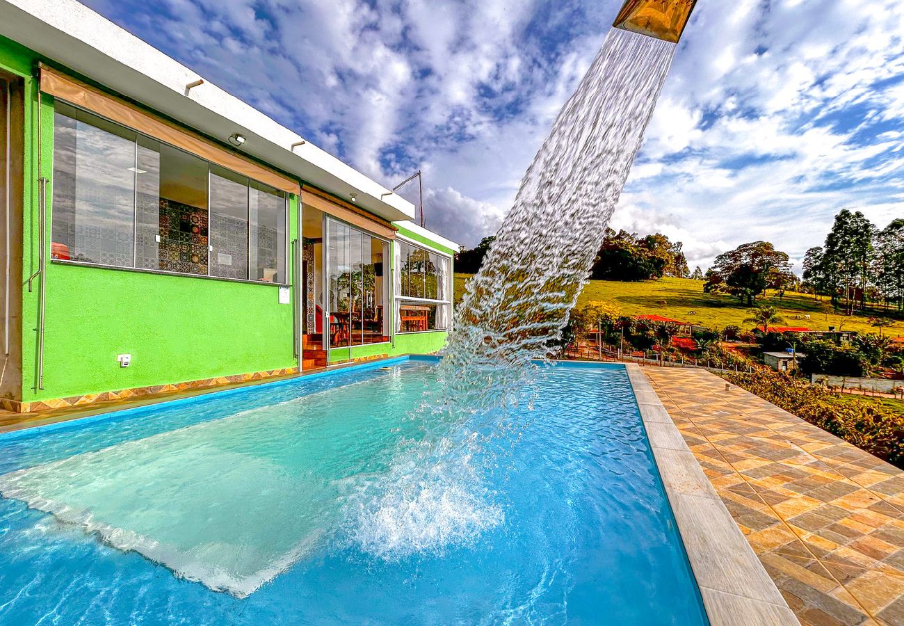 Casa em Extrema - Refúgio nas montanhas em Extrema com cachoeira
