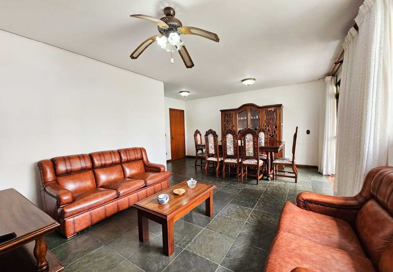 Apartamento em Guarujá - Amplo Apto a 400m da Praia de Pitangueiras com churrasq 