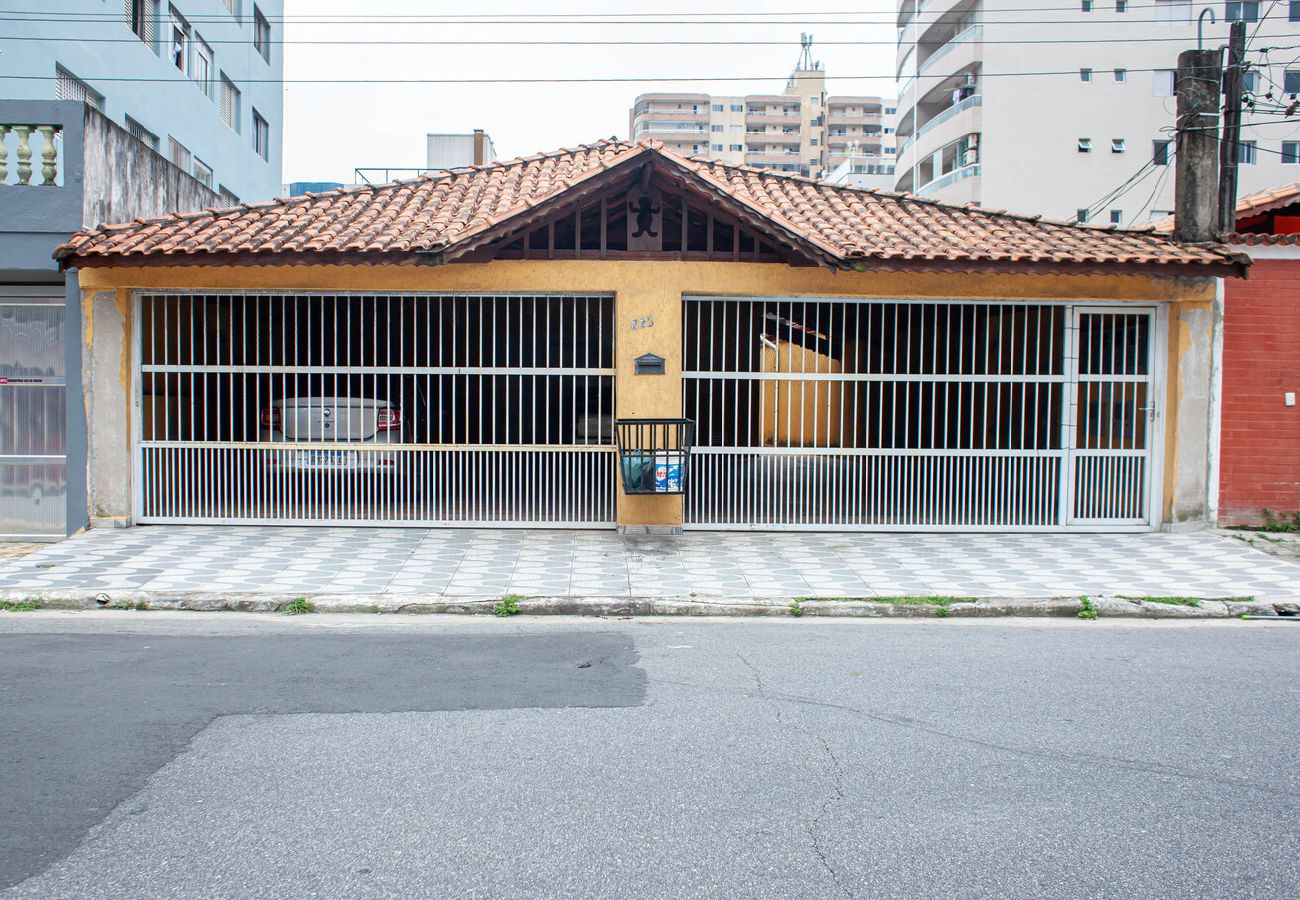 Casa em Praia Grande - Casa aconchegante c churrasqueira à 400m da praia 
