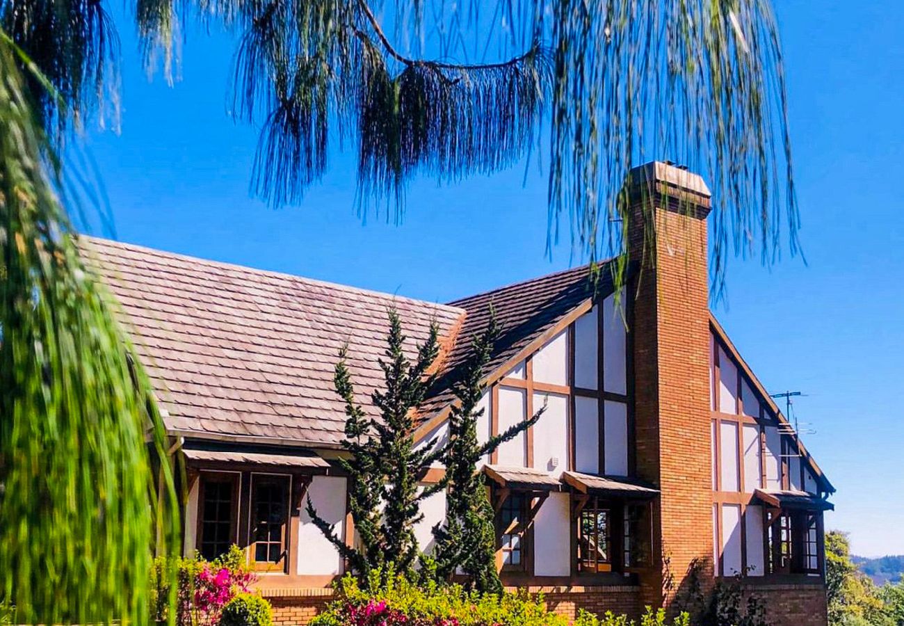 Casa em Camanducaia - Casa sofisticada com lareira e conforto