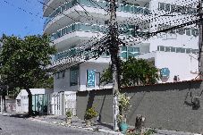 Apartamento em Cabo Frio - Loft c varanda e localização ideal à 650m da praia