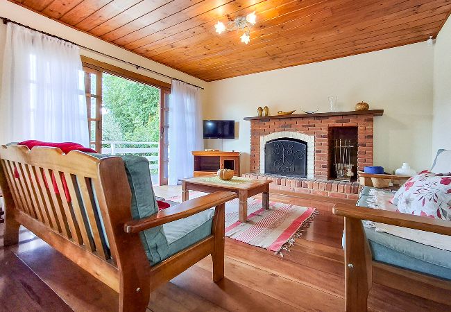 Casa em Campos do Jordão - Casa aconchegante c lareira, churrasqueira e Wi-Fi