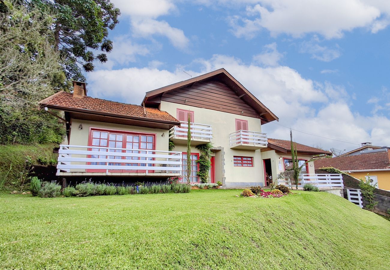 Casa em Campos do Jordão - Casa em Campos do Jordao com lareira e aquecedor