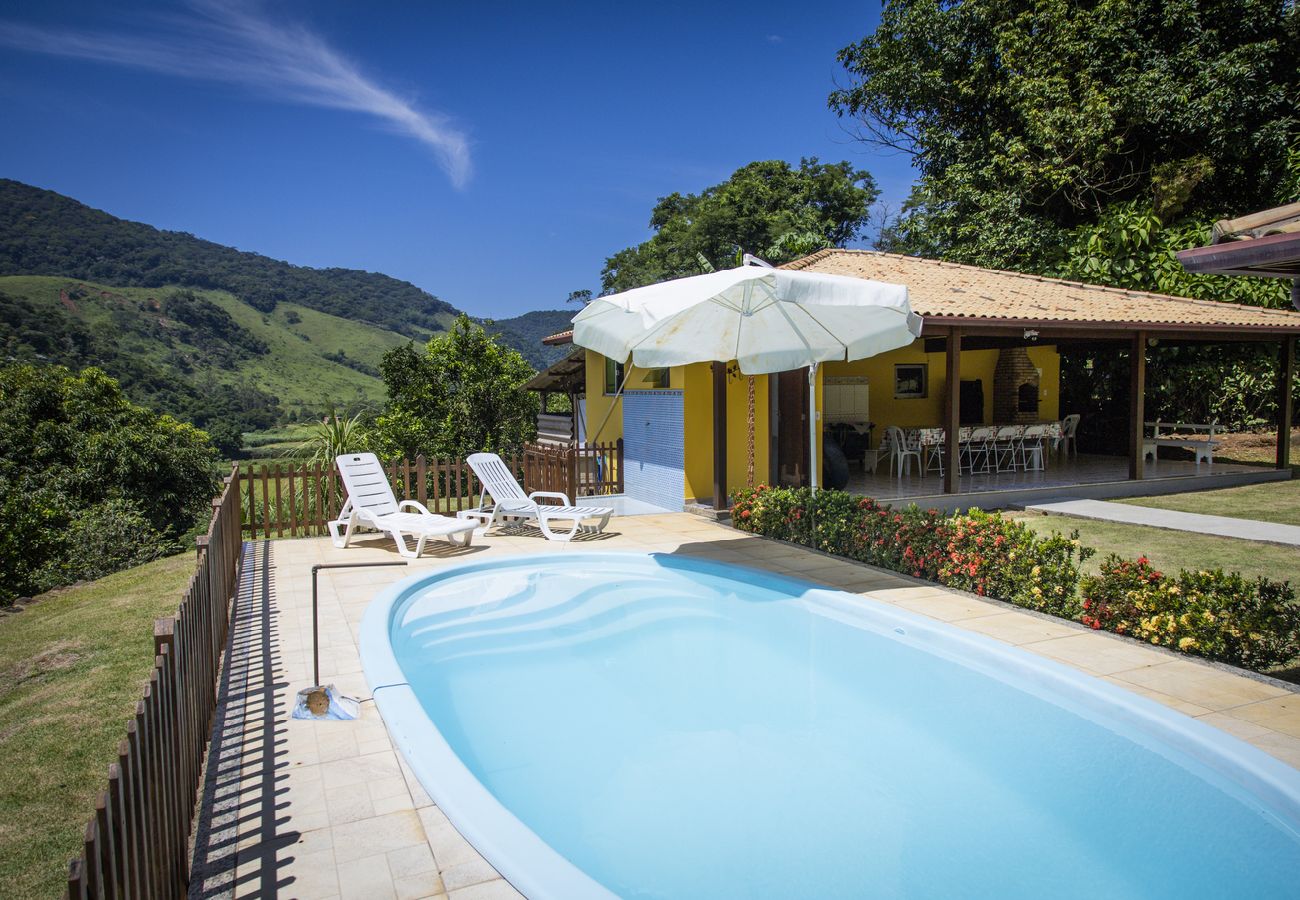 Casa em Macaé - Casa ampla c piscina e churrasq em meio à natureza