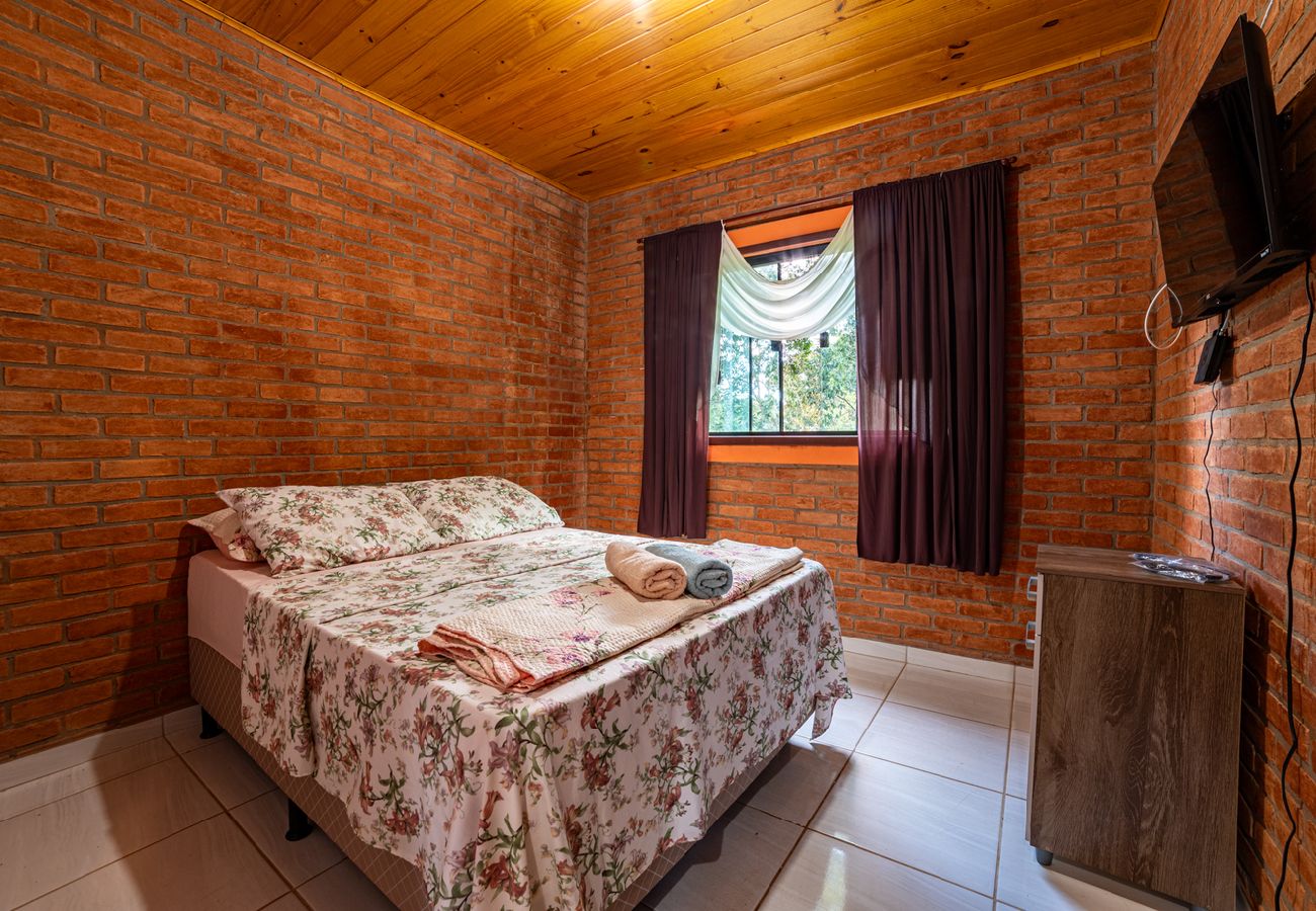 Chalé em Lima Duarte - Refúgio na Natureza:Confortável chalé bem equipado