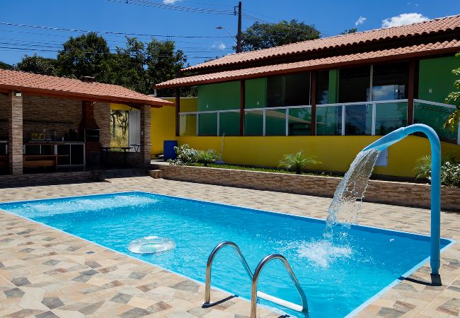 Casa em Confins - Casa bem equipada com piscina,churrasqueira e WiFi