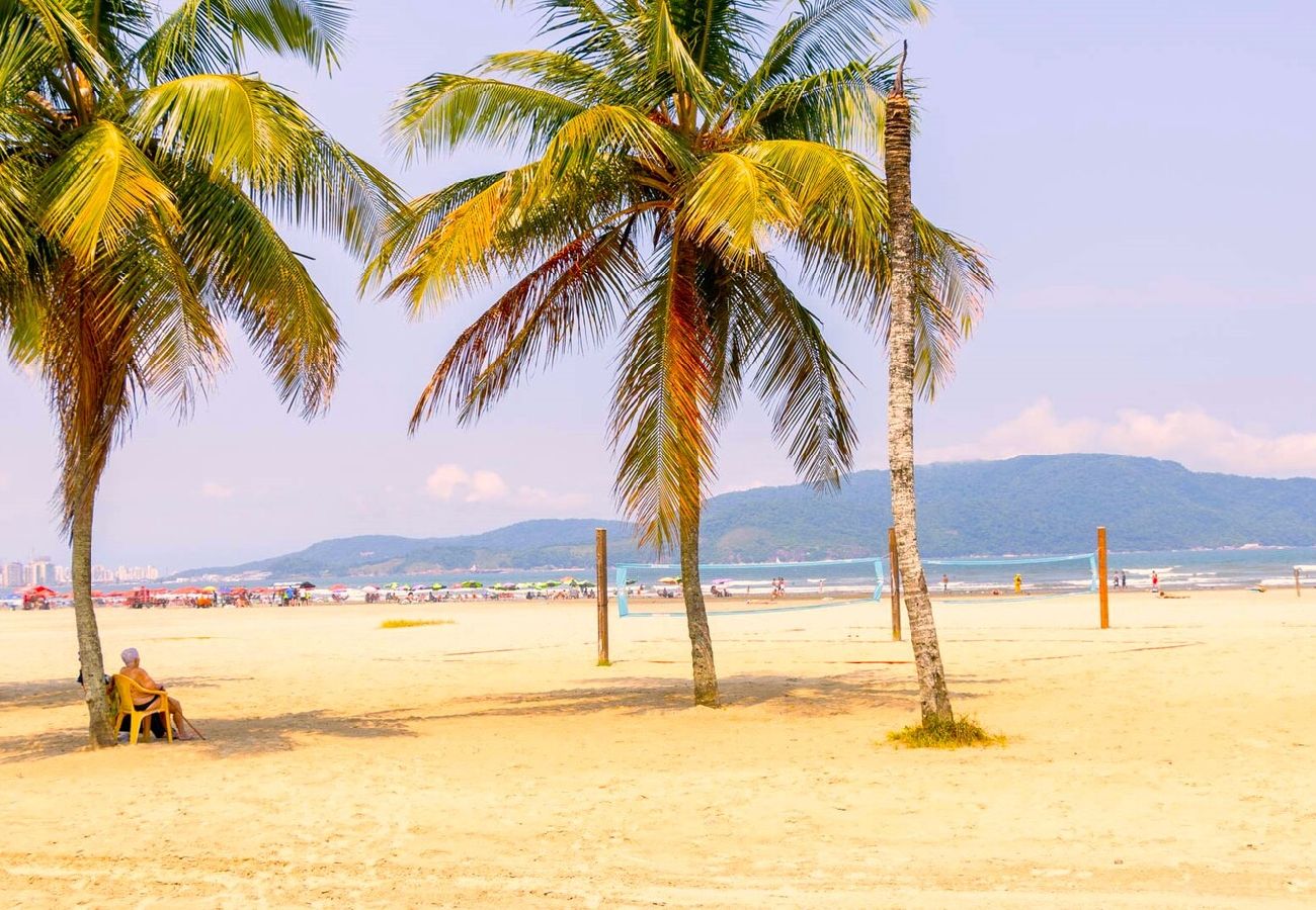 Apartamento em Santos - Confortável Apartamento com Wi-Fi, pé na areia 