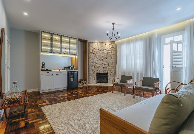 Apartamento em Teresópolis - Apto bem equipado c WiFi,lareira e boa localização