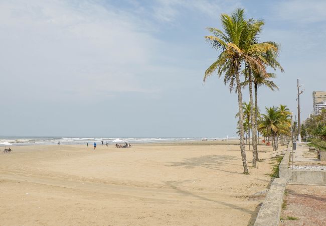 Apartamento em Praia Grande - Apto c garagem, ótima localização à 80m da Praia