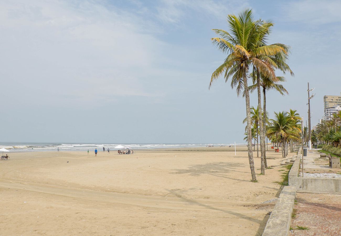 Apartamento em Praia Grande - Apto c garagem, ótima localização à 80m da Praia