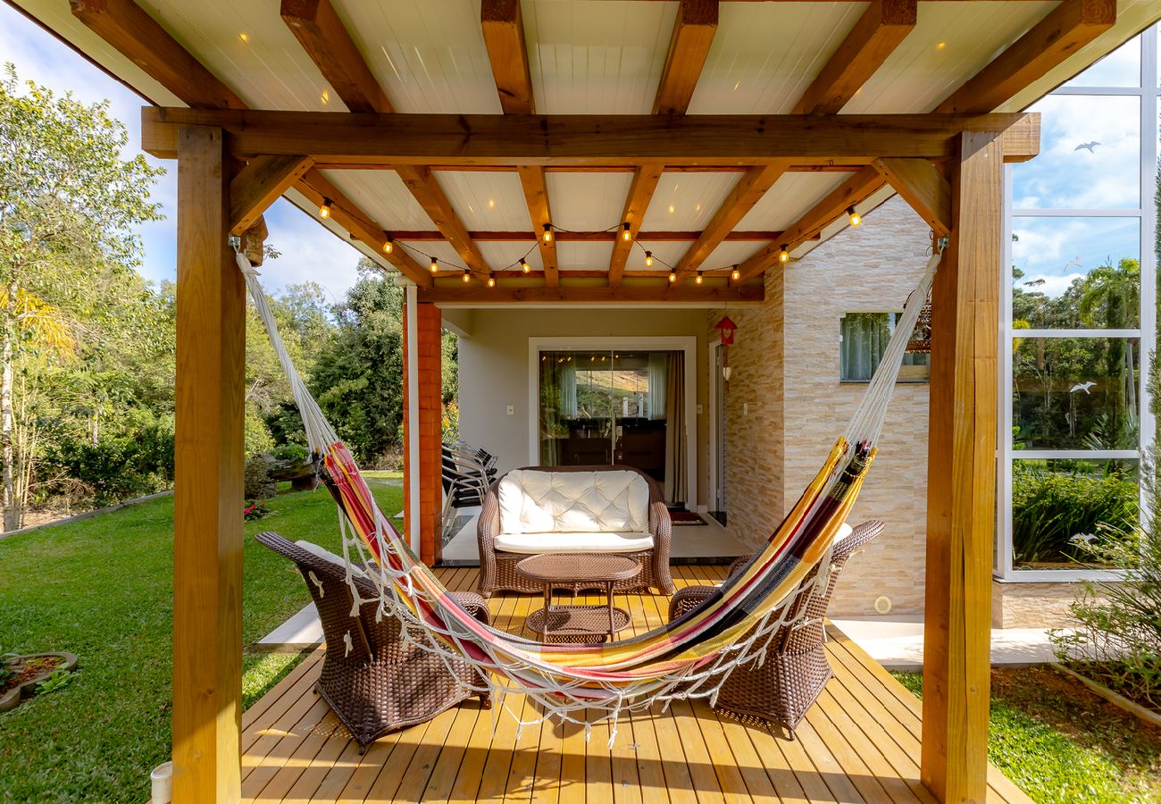 Casa em Benedito Novo - Casa de campo c/ Wi-Fi, jardim e churrasqueira