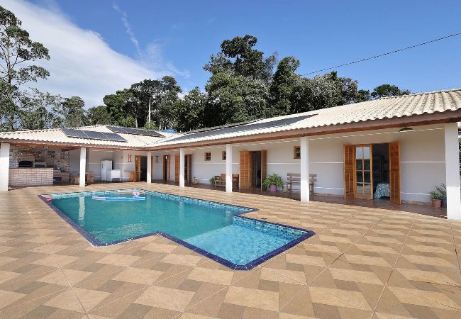 Casa em Ibiúna - Chácara com piscina, churrasq e WiFi, pet friendly