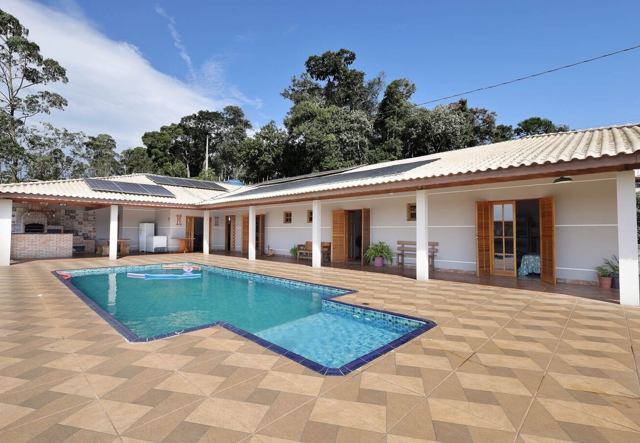 Casa em Ibiúna - Chácara com piscina, churrasq e WiFi, pet friendly