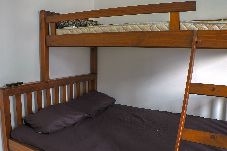 Apartamento em Praia Grande - Apto com wi-fi, ar cond. e garagem à 100m da praia