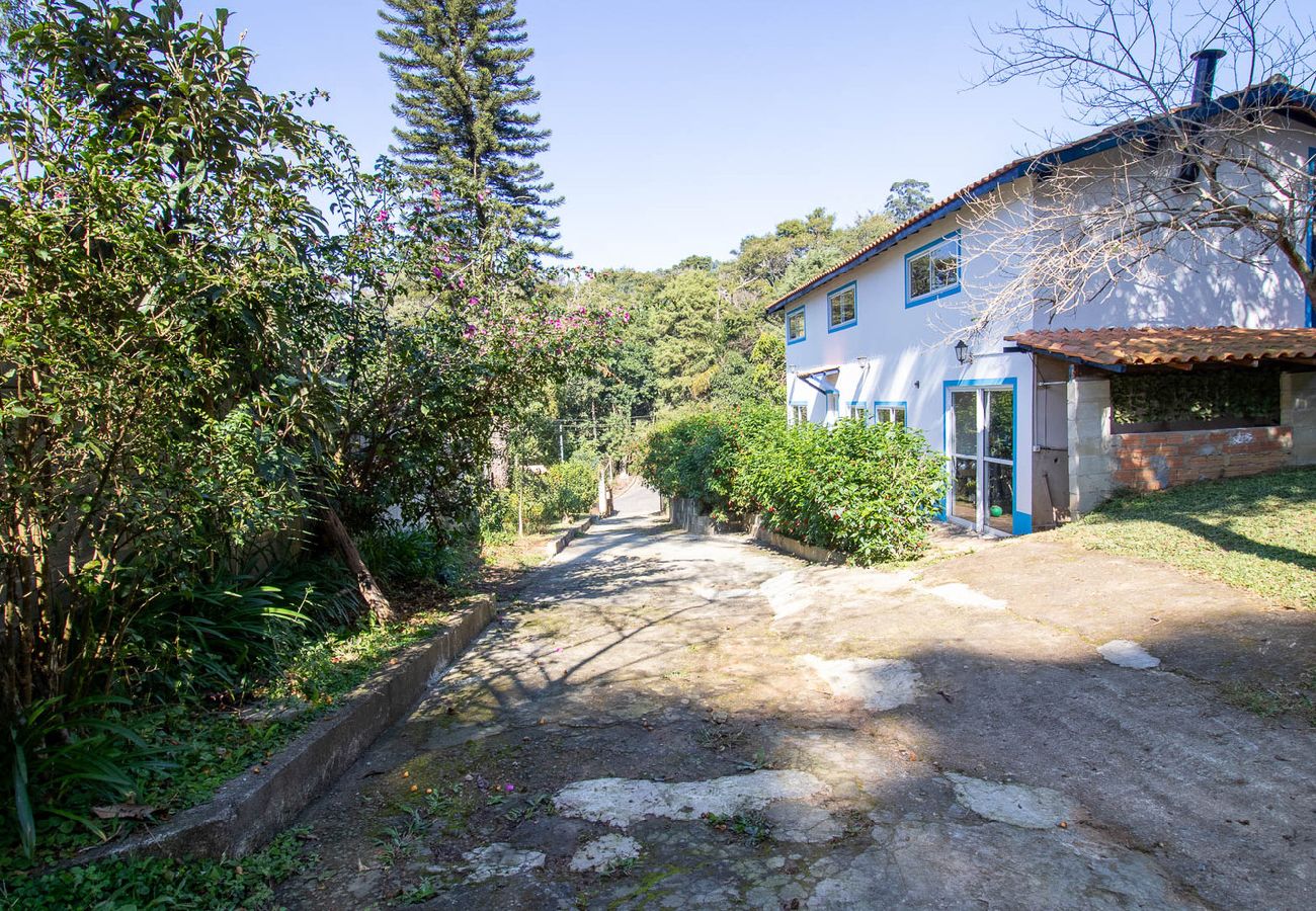 Casa em Santana de Parnaíba - Refúgio Pet-Friendly c/ Lareira, garagem e Wi-fi