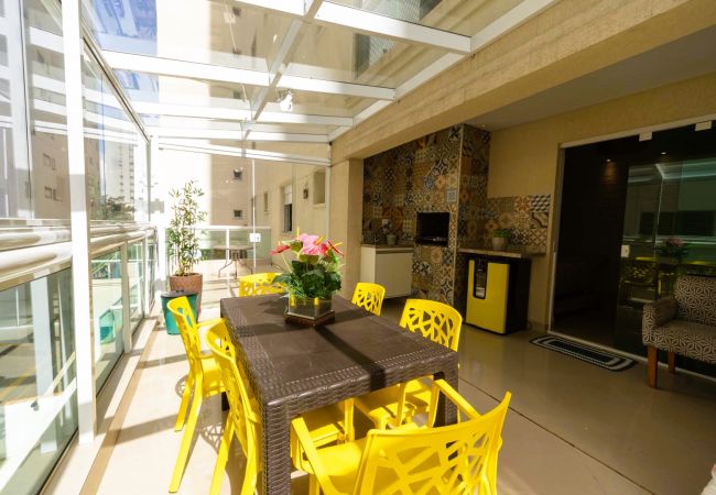 Apartamento em Guarujá - Apto pet friendly c/ churrasqueira a 100m da praia