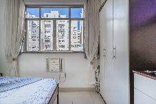 Apartamento em Rio de Janeiro - Studio com Wi-Fi e Ar a 45m da Praia de Copacabana