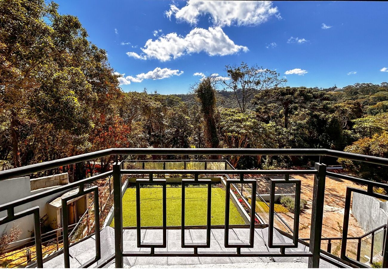 Casa em Campos do Jordão - Casa com 4 Suítes, Jacuzzi e Lareira Externa