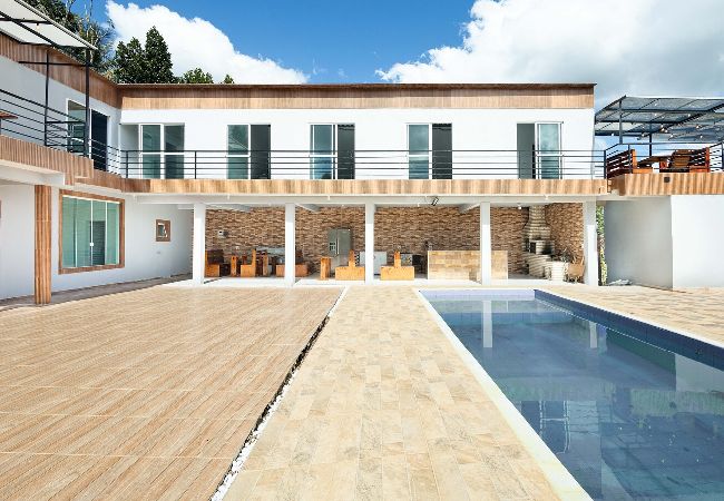Casa em Mairinque - Chácara Pet-Friendly c Piscina, Jogos e Wi-fi