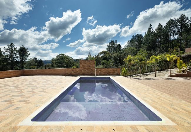Casa em Mairinque - Chácara no Porta do Sol em Mairinque com piscina