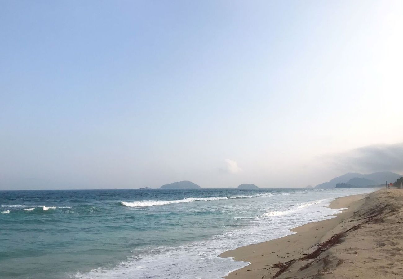 Apartamento em Angra dos Reis - Apartamento c Varanda,  Garagem e Perto das Praias