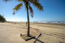 Casa em Peruíbe - Casa com Piscina e Garagem a 550m da Praia