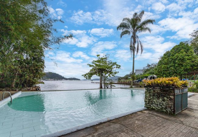 Quarto em Angra dos Reis - Refúgio em Angra dos Reis - Suíte Tripla | IBIZA