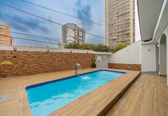 Casa em Praia Grande - Casa com Piscina e Churrasqueira a 220 m da Praia