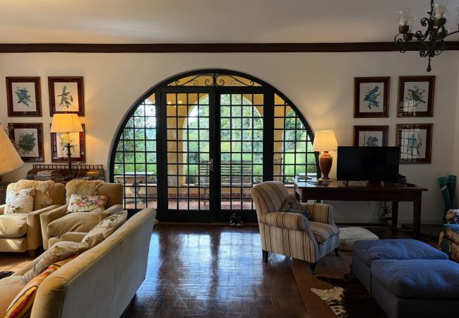 Casa de Campo em Campos do Jordão - Casarão Histórico com Lareira em Campos do Jordão