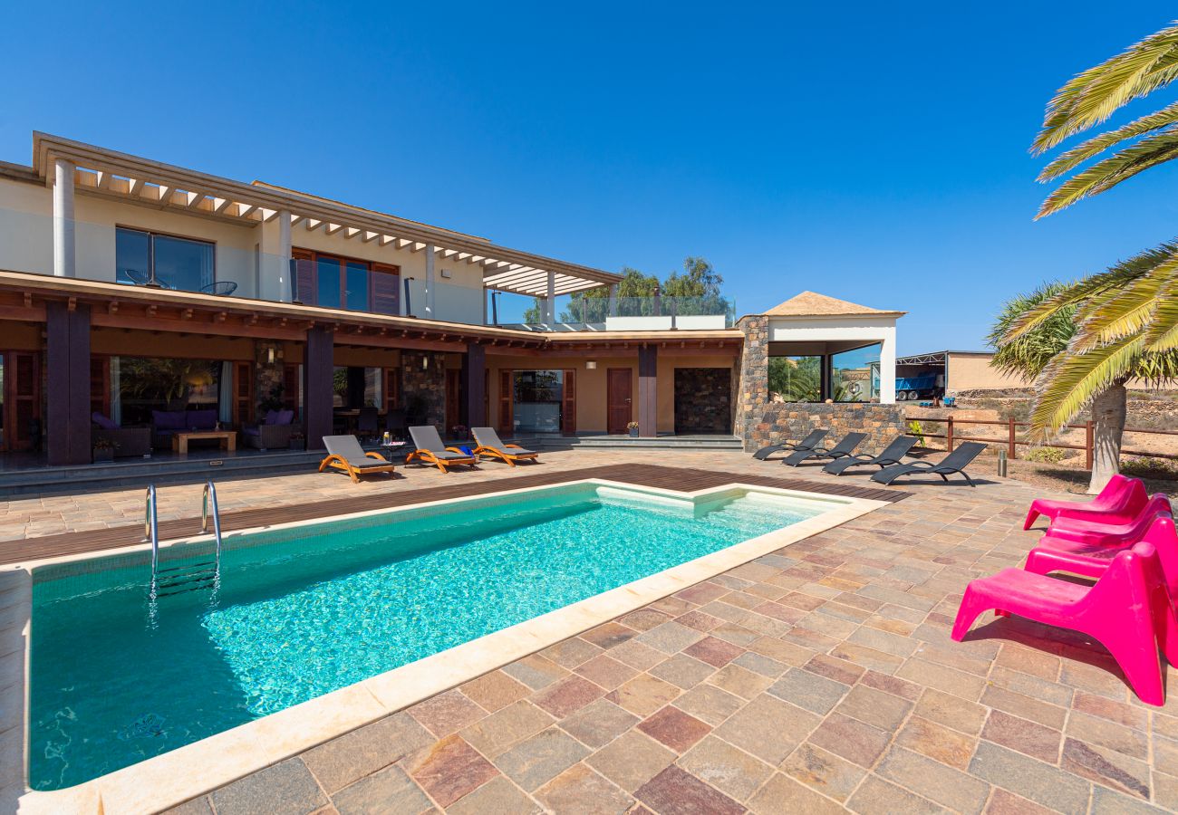 Villa in Antigua - Fuerteventura - Casa Altanntes: Heated Pool, 4000m&sup2; garden - HomeForGuest 
