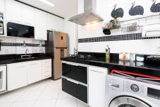  Equipped kitchen, with microwave, cooktop, refrigerator and utensils in general. Note: The dishwasher is NOT available. 